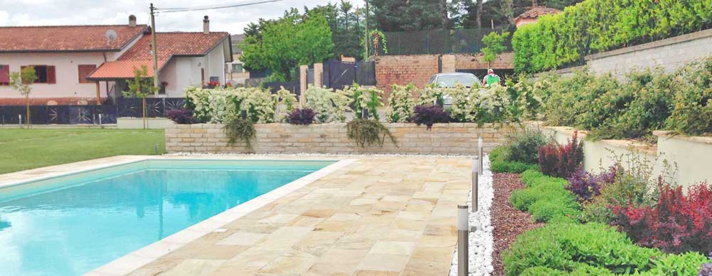 Villa con piscina Frosinone pavimento in pietra naturale